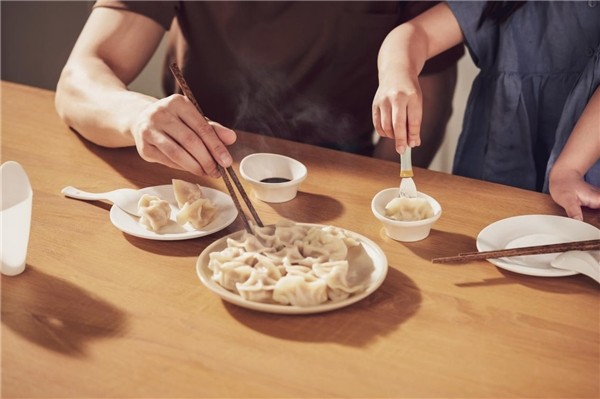 理象国携手姜文，用“品质简餐”创新突围