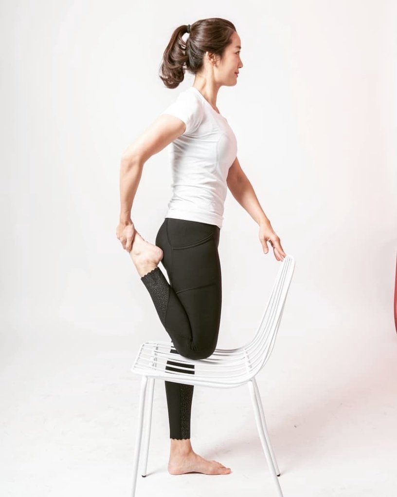 坐著也能瘦！椅子伸展瑜伽5动作，缩臀瘦腿、身材紧致，酸痛驼背能改善，月多瘦3公斤